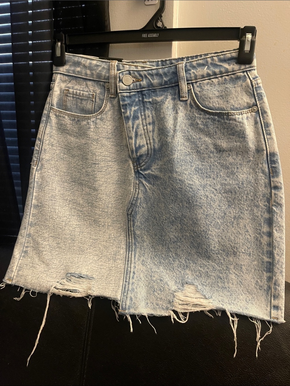 BLANK-NYC Womens Overflap Fly Denim Skirt Light Blue Wash Size 26 Distressed NWT